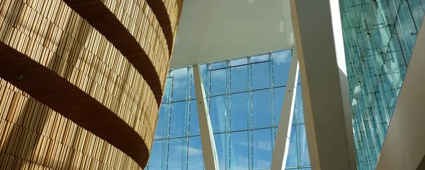 Moderne arkitektur i træ og glas i operahuset i Oslo