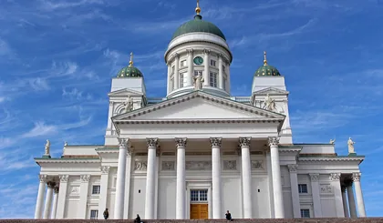 Domkirken i Helsinki med hvide søjler og grønne kupler